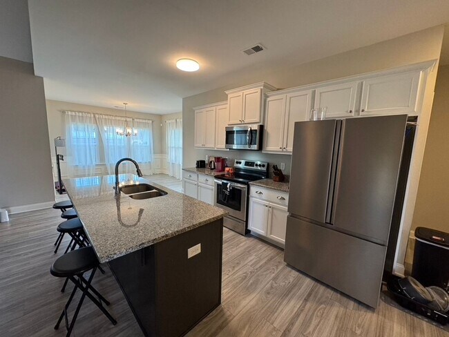 Building Photo - Introducing a spacious 4-bedroom, 2-bathro...