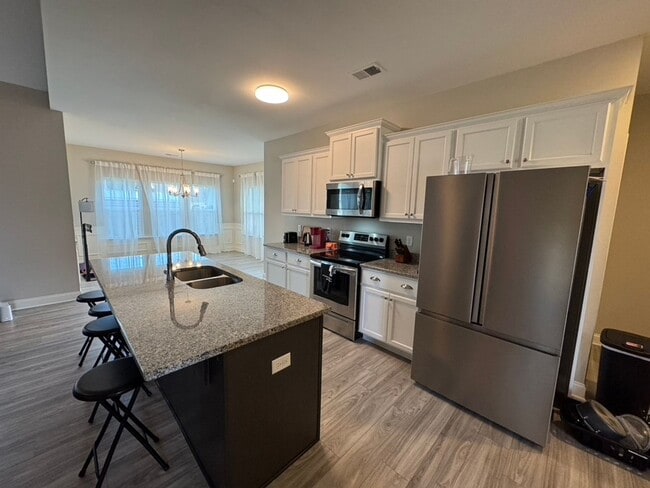 Foto del edificio - Introducing a spacious 4-bedroom, 2-bathro...