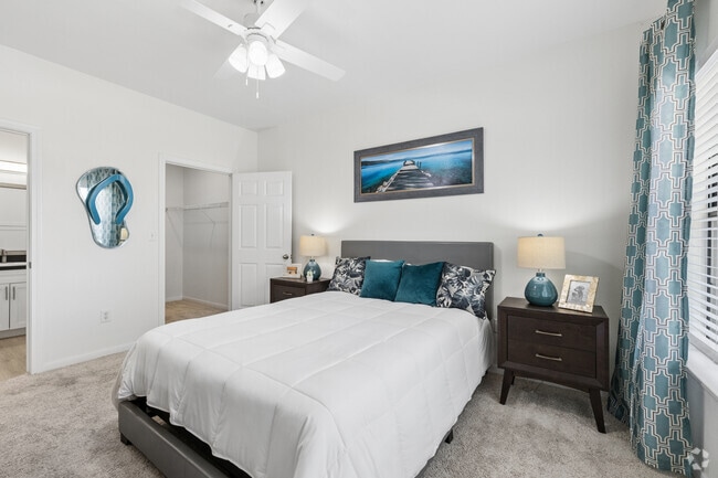 B2 2BR, 2BA - 954SF - Primary Bedroom - Gulf Breeze