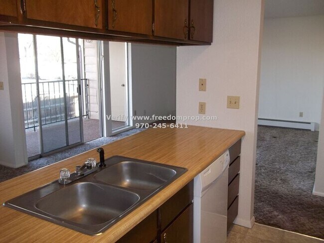 Building Photo - 818 E Cedar Ct