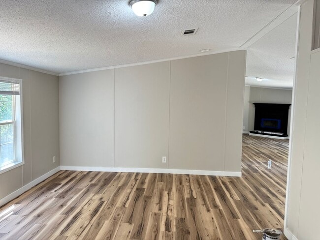 Foto del edificio - 4 BR 2 BA Newly Renovated $1850 !!
