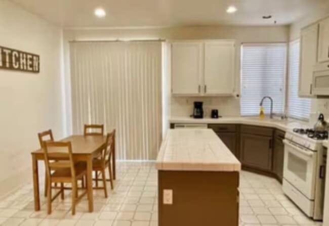 Building Photo - SE Pebble and Pollock!! Single Story!! Fir...
