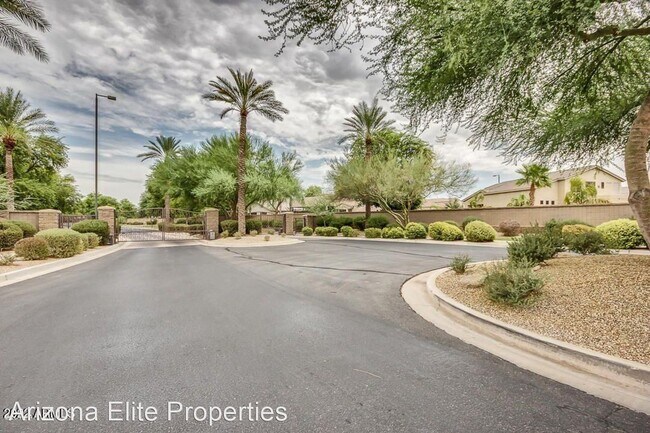 Building Photo - 5 br, 3.5 bath House - 5856 S Robins Way