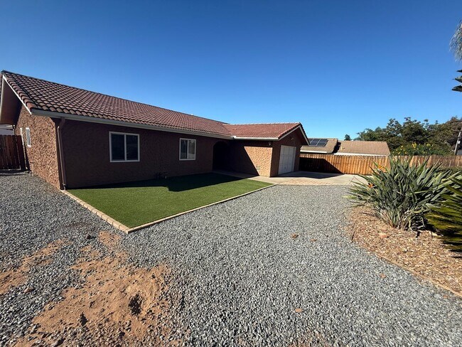 Building Photo - Charming 3-Bedroom 2-Bath Home with Large ...