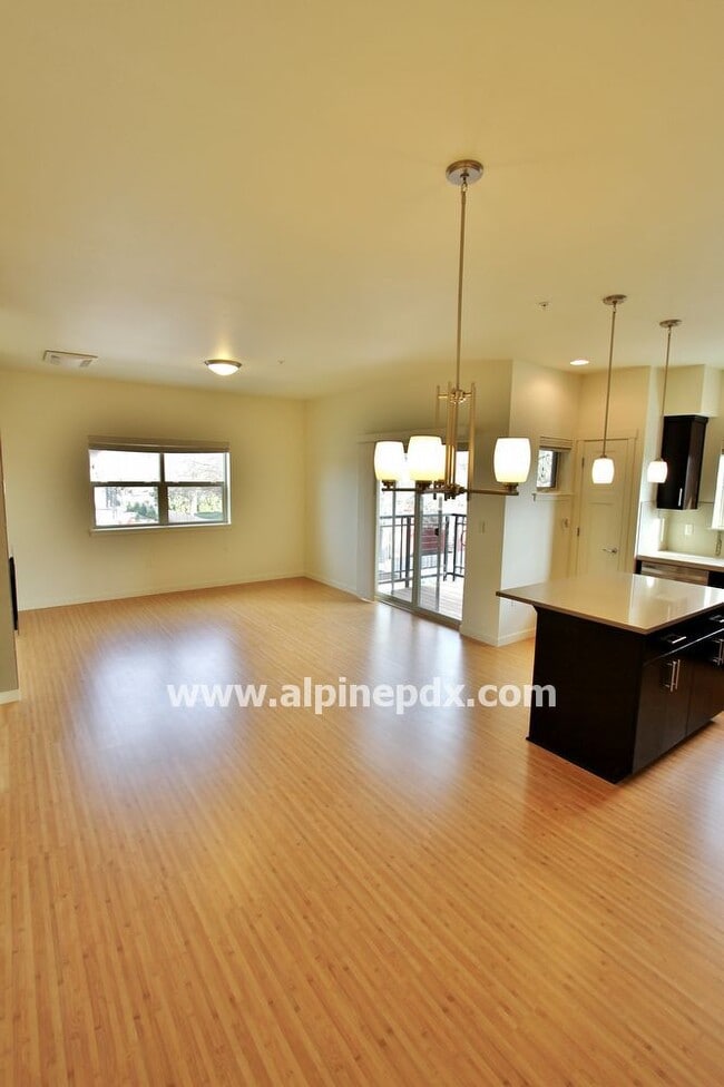 Building Photo - Modern 2 Bed Condo at 45 Degree Central!