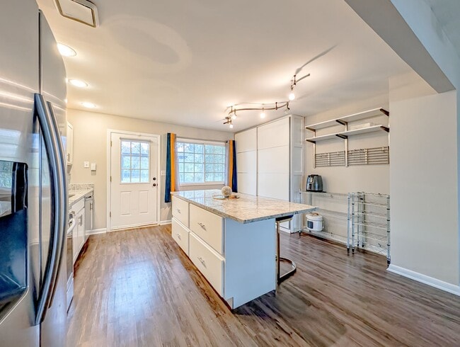 Foto del edificio - 8616 Hickory Ave