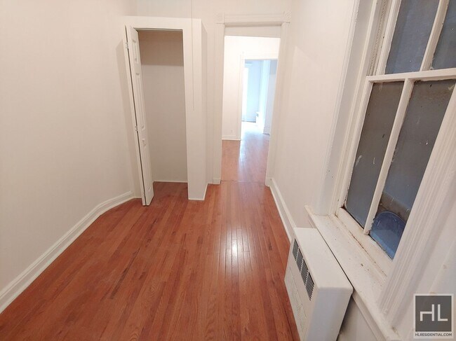 Foto del edificio - 323A EAST 89 STREET