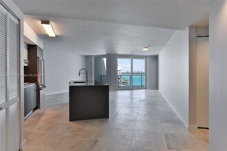 Building Photo - 9821 E Bay Harbor Dr