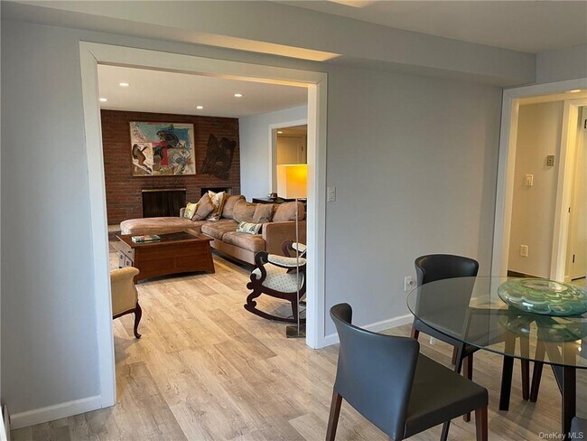 Foto del edificio - 53 Woods Rd