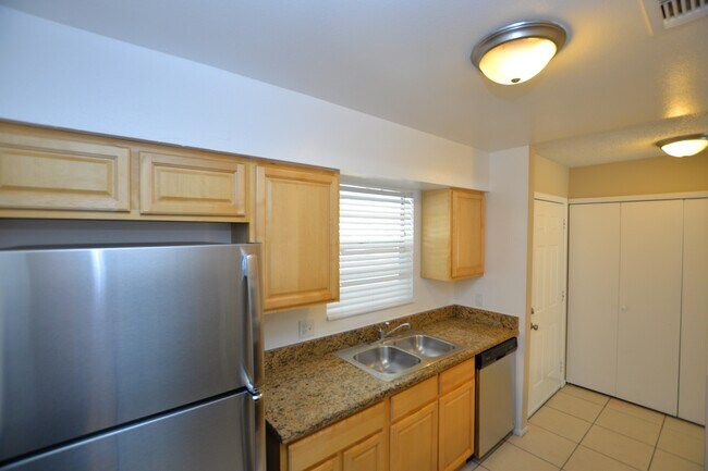 Building Photo - 3 bed 2 bath duplex in Orlando
