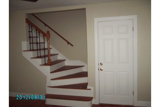 unidad B estilo dúplex de las escaleras - 3435 Rosedale St
