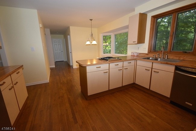 Building Photo - 5 Deer Run Dr