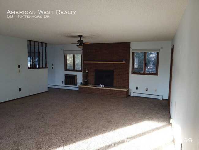Building Photo - Single-level 2bed/2bath