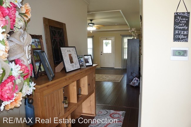 Building Photo - 3 br, 2 bath House - 1300 Wilson Loop