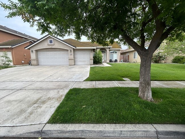 Building Photo - 2464 Oak Crest Dr