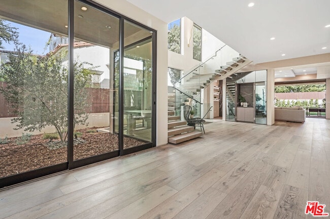 Building Photo - 318 S Medio Dr