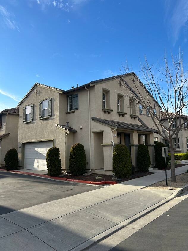 Primary Photo - Great Family Home in Fantastic Gilroy Neig...