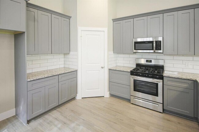 Building Photo - Like New Home in the gated community of Point Aquarius