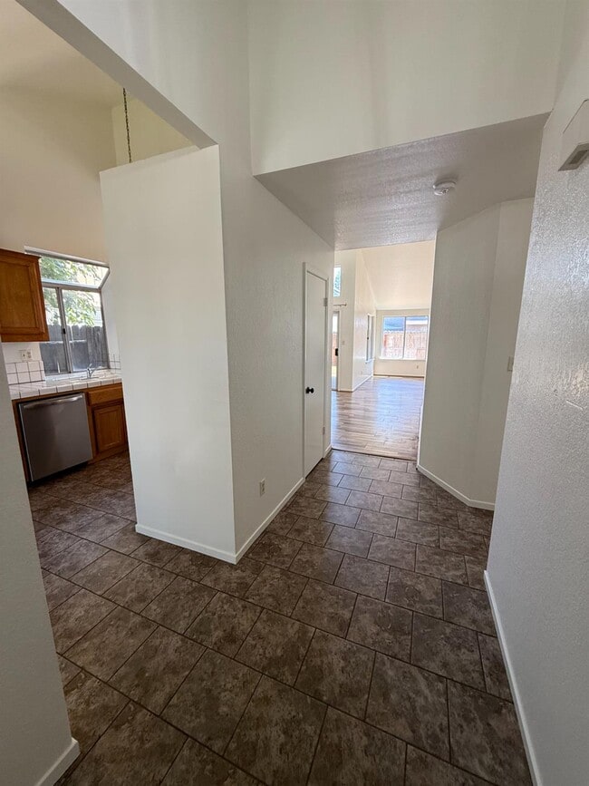 Building Photo - 2115 E Minarets Ave