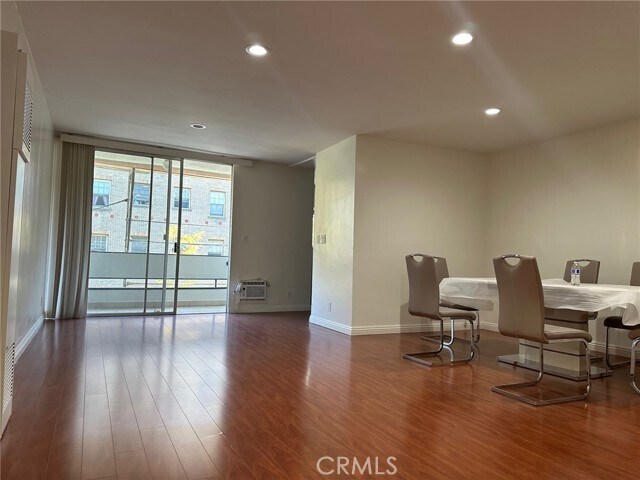 Building Photo - 360 S Kenmore Ave