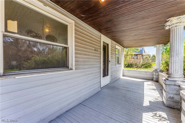 Foto del edificio - 8517 Rosewood Ave