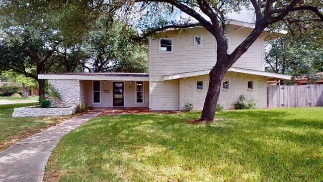 Building Photo - Stunning 4/3 home available in Alamo Heights!
