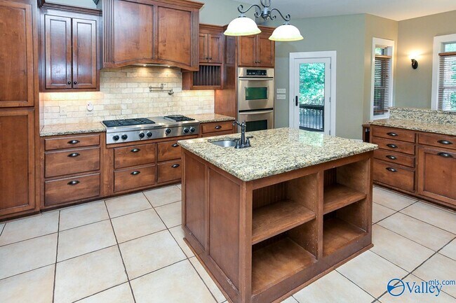 Foto del edificio - 305 Walden Glen Ct