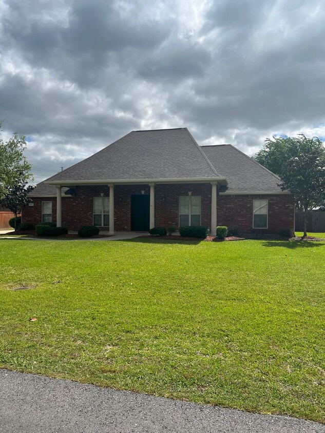 Primary Photo - 4 Bedroom Home for lease