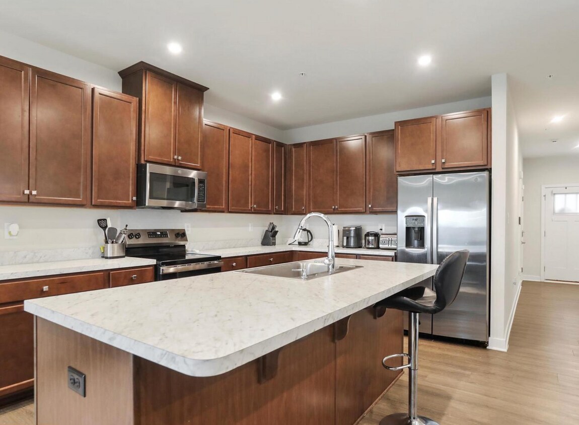 Foto del edificio - End unit 3-Bed Townhouse in Rolling Hills