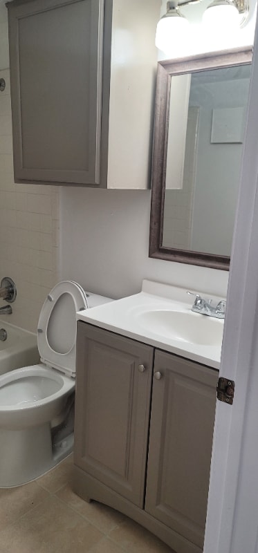 Building Photo - Room in Condo on Walnut St