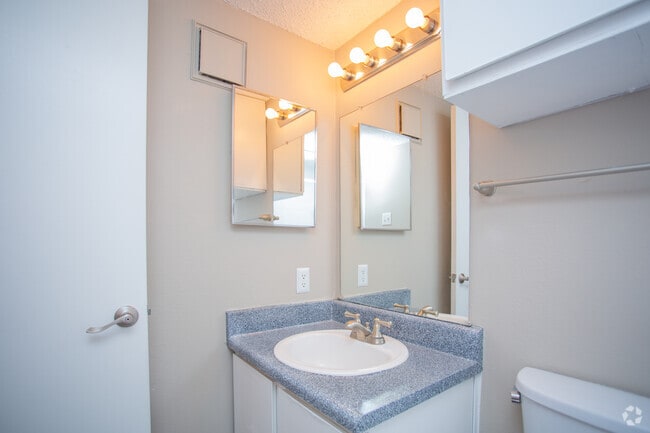 2BR, 2BA - 973SF - 2B - MIA Forest Oaks