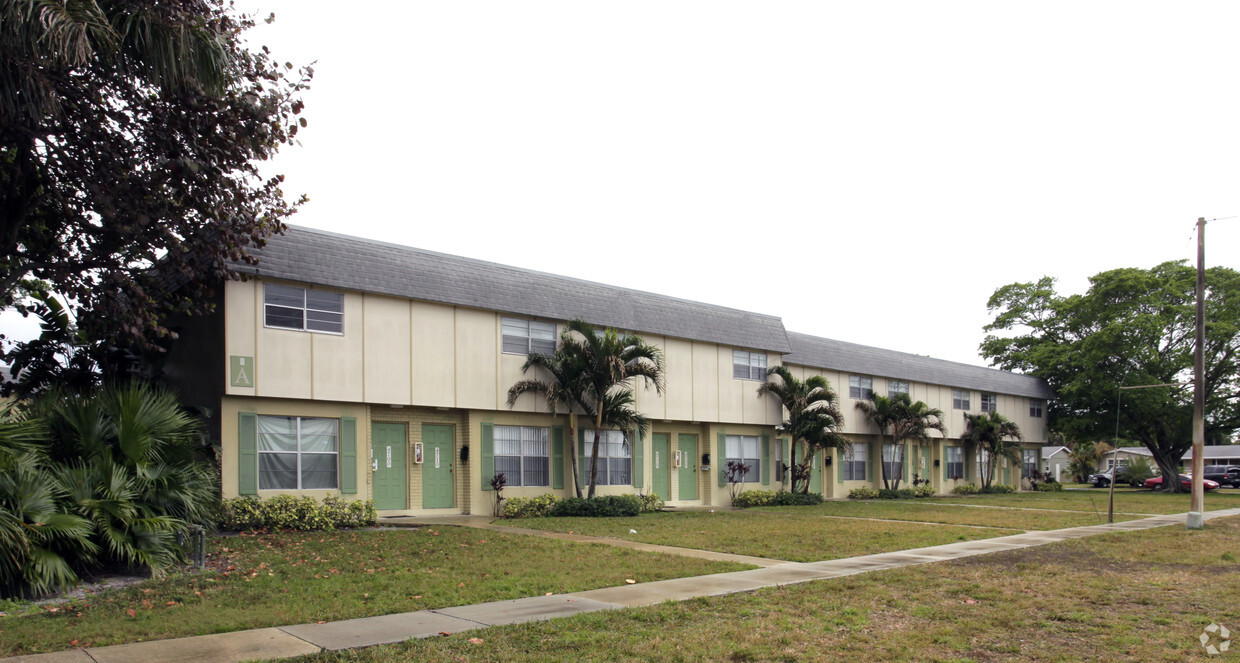 Primary Photo - The Townhomes Of Plantation