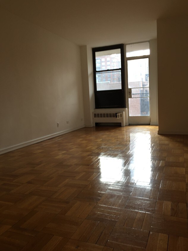 Primary Photo - 165 E 35th St