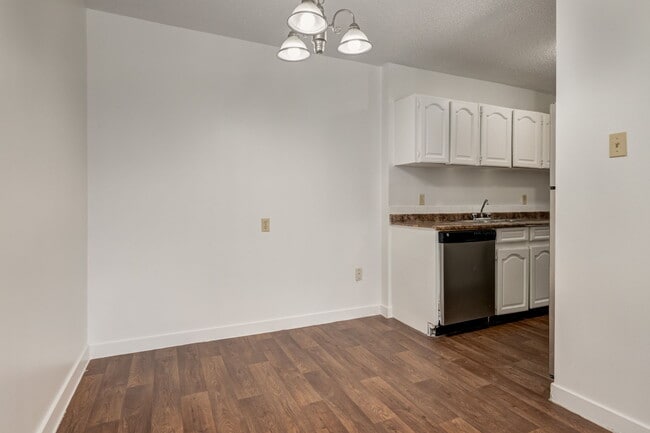 Building Photo - Applewood Village