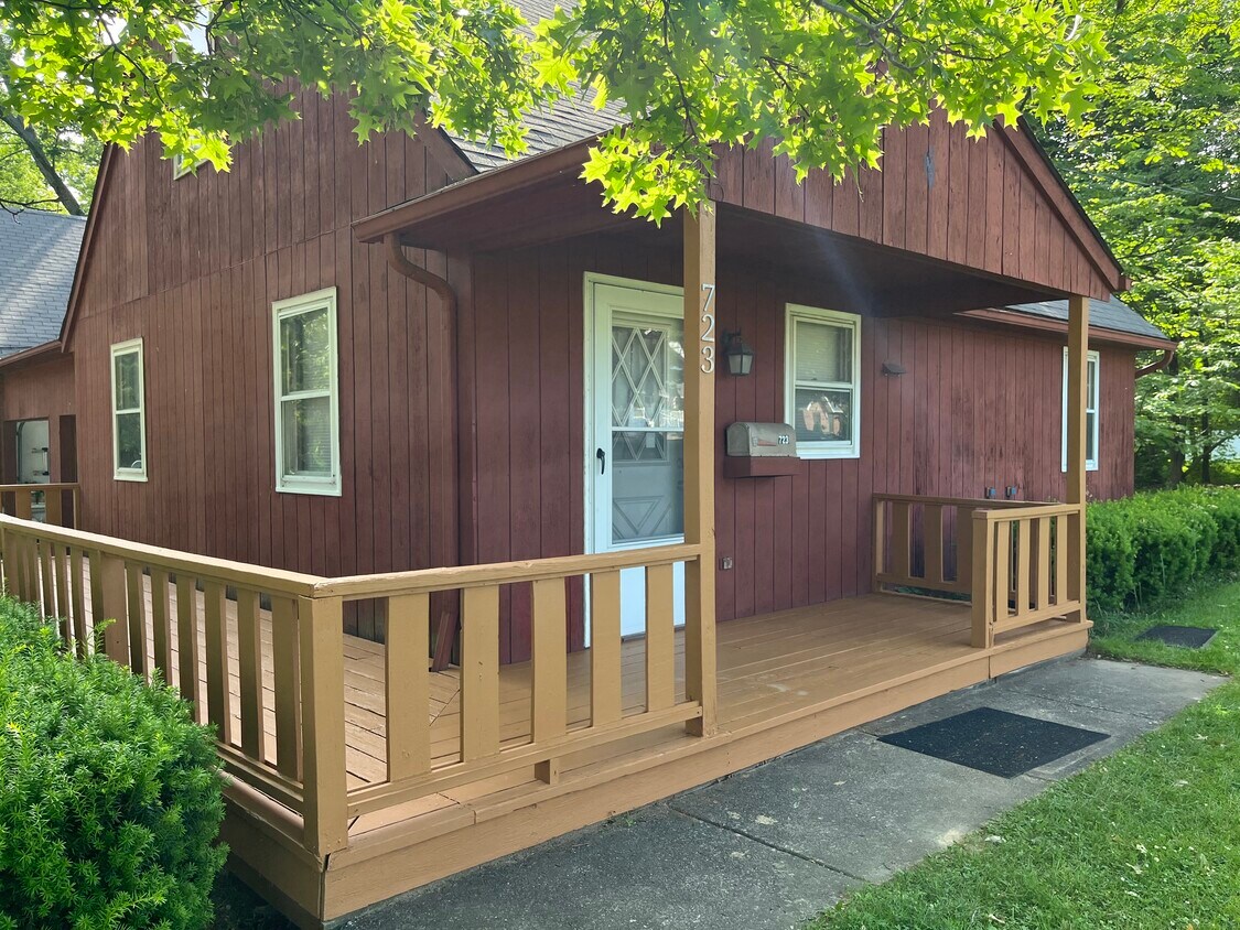 Foto principal - 723 Tallmadge Rd