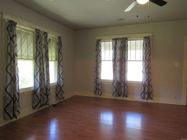 Foto del edificio - 405 E Main St