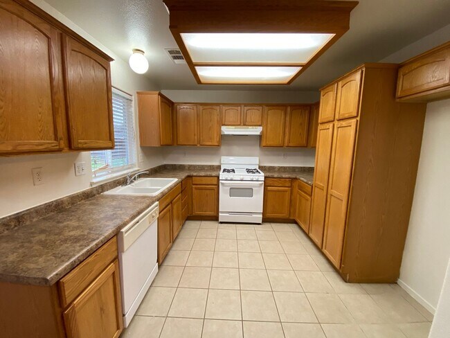 Foto del edificio - Spacious Tulare Home Available Now!