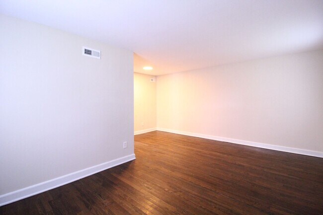 Foto del edificio - October FREE On This Fully Renovated 1 Bed...