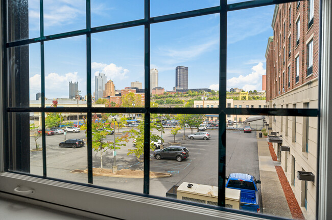 Building Photo - New South Side Apartments at 905 Bingham