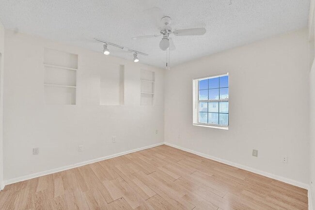Photo - 3 BR / 3 BA + Patio + Parking AVAIL 8/1 Townhome