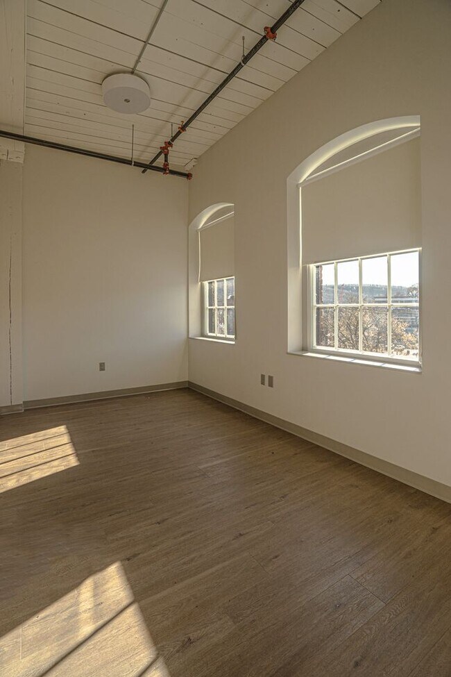 Foto del edificio - Bright Studio Apartment - Brattleboro, VT. $1450/month, 425 sq.ft. ALL UTILITIES INCLUDED- Availa...