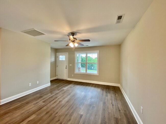 Building Photo - Beautiful Home!