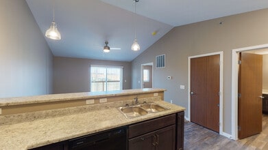 Kitchen - Pinnacle Point Apartments