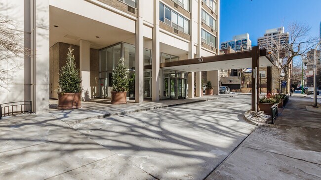 Foto del edificio - 70 W Burton Pl