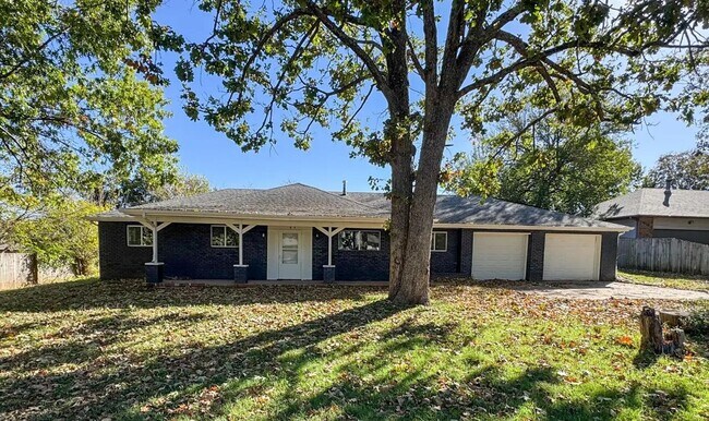 Foto del edificio - 3 Bed 2 Bath 2 Car Garage in Strafford MO