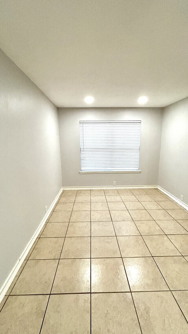 Building Photo - 111 Quail Run Dr