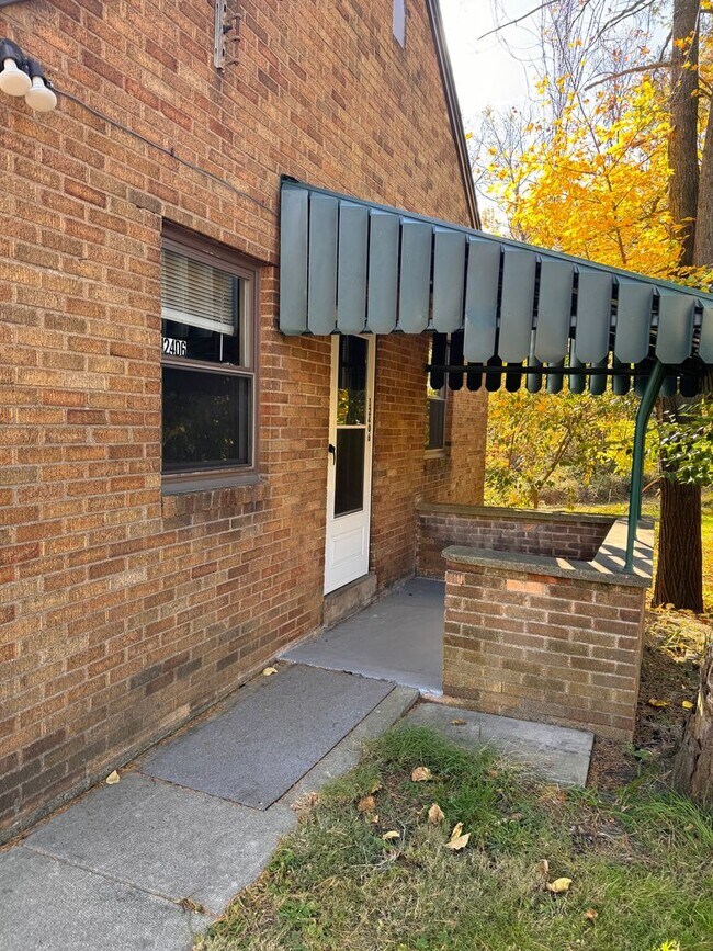 Building Photo - 2 Bedroom Single Family Home - Central AC ...