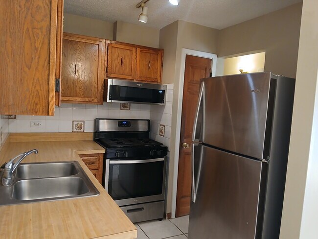 Foto del edificio - 247 N Neltnor Blvd