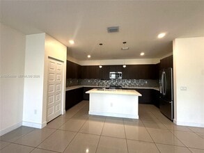 Building Photo - 4713 NW 84th Ct