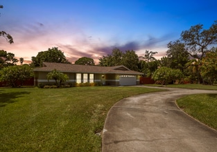 Building Photo - 1100 Pinellas Point Dr S